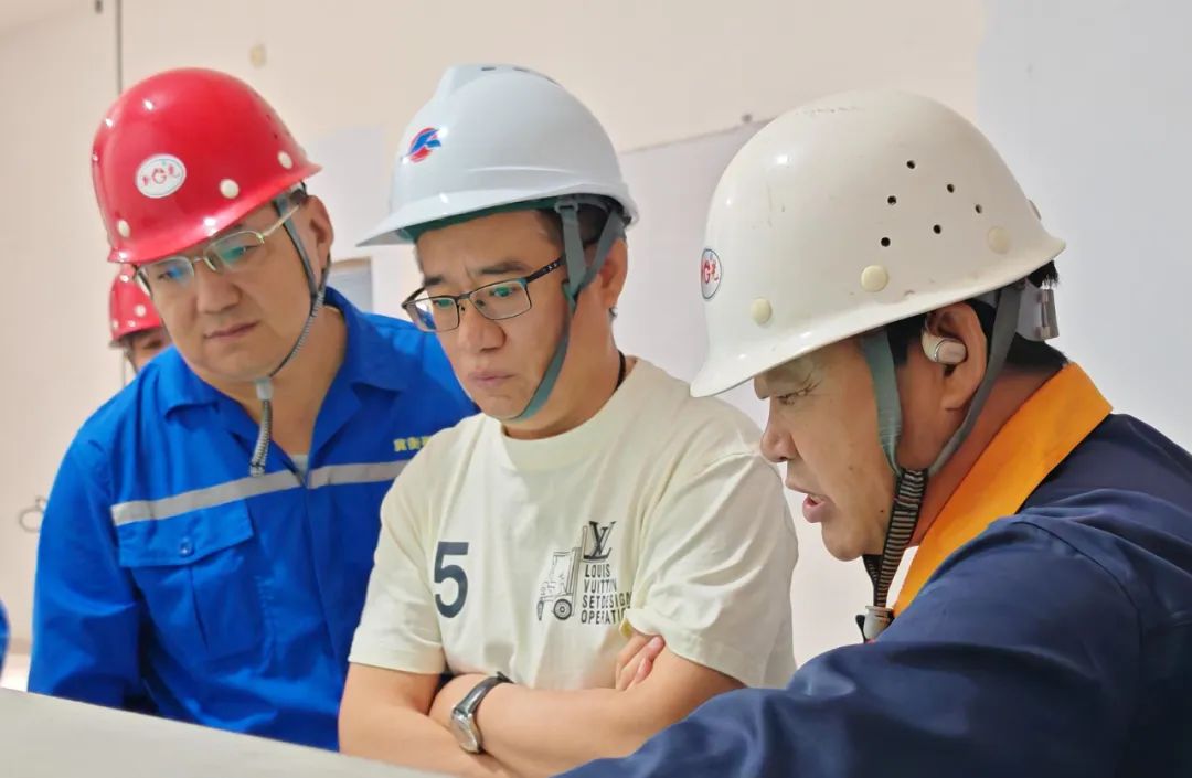 [Warm Mid Autumn Festival] - Xiao Hui, Chairman of Jiheng Group, visited Blue Sky Sairui Company to comfort the employees on duty during the Mid Autumn Festival And inspect the progress of the technological renovation project